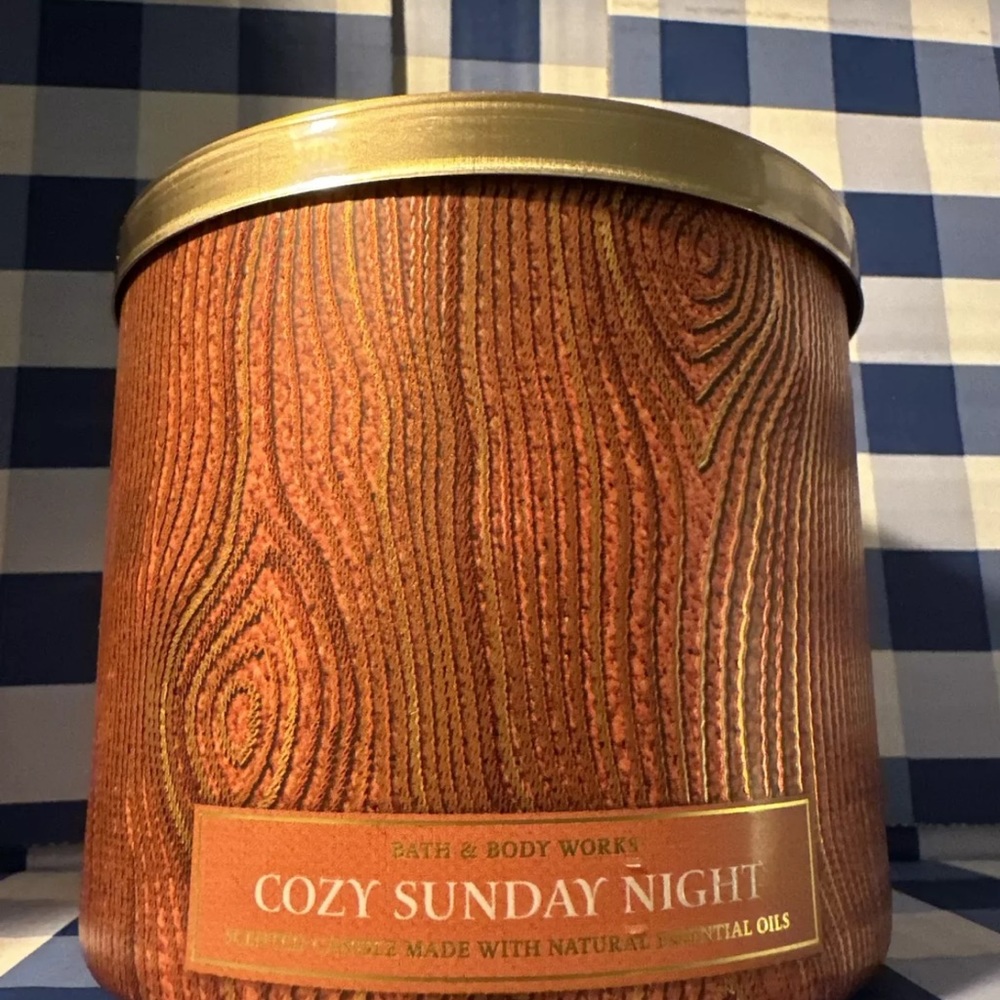 COPY - Bath & Body Works Cozy Sunday Night candle